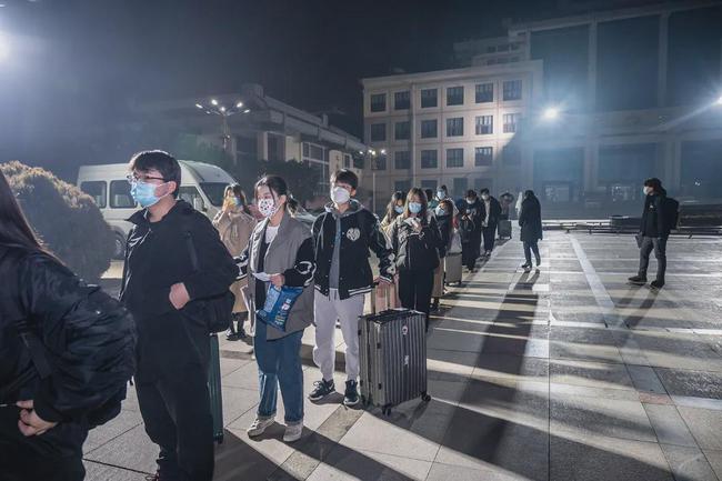 西安思源學院溫情校車助學子安全返鄉回家團圓