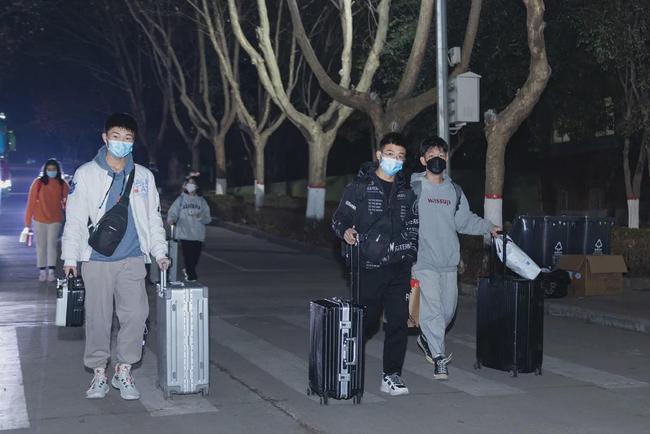 西安思源學院溫情校車助學子安全返鄉回家團圓