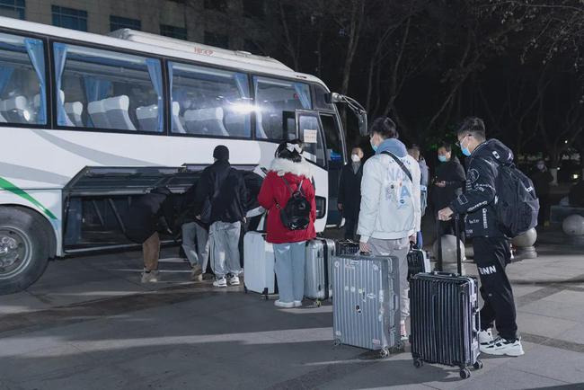 西安思源學院溫情校車助學子安全返鄉回家團圓