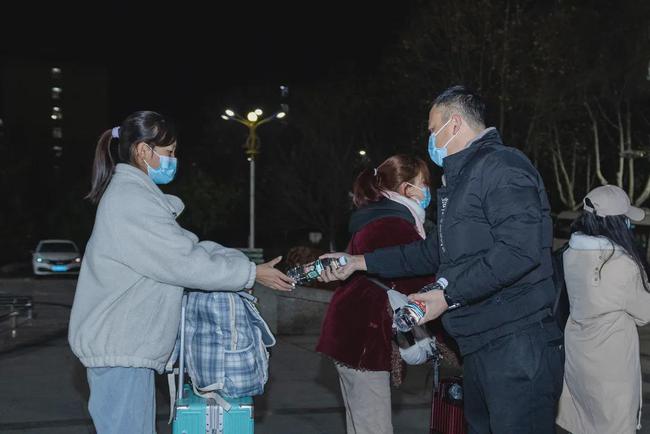 西安思源學院溫情校車助學子安全返鄉回家團圓