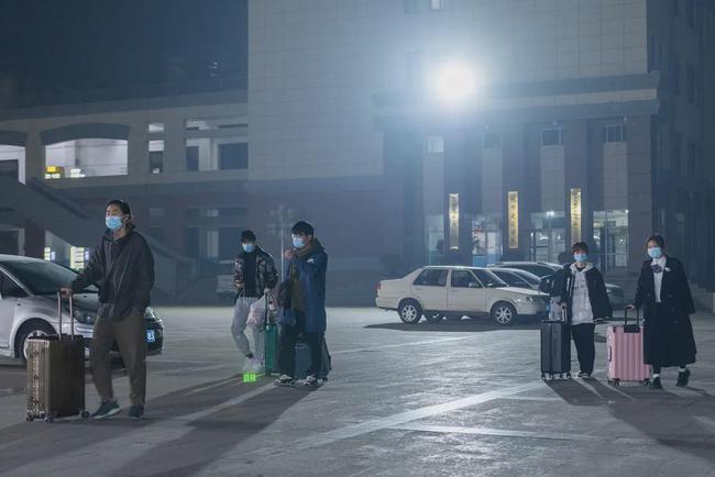 西安思源學院溫情校車助學子安全返鄉回家團圓