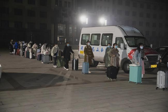西安思源學院溫情校車助學子安全返鄉回家團圓