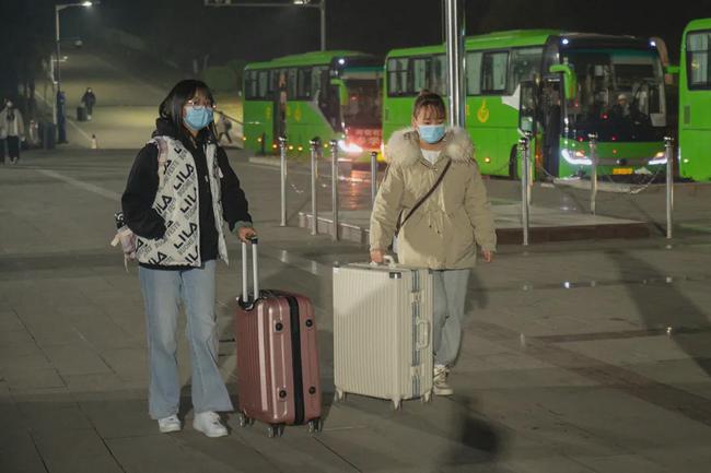 西安思源學院溫情校車助學子安全返鄉回家團圓