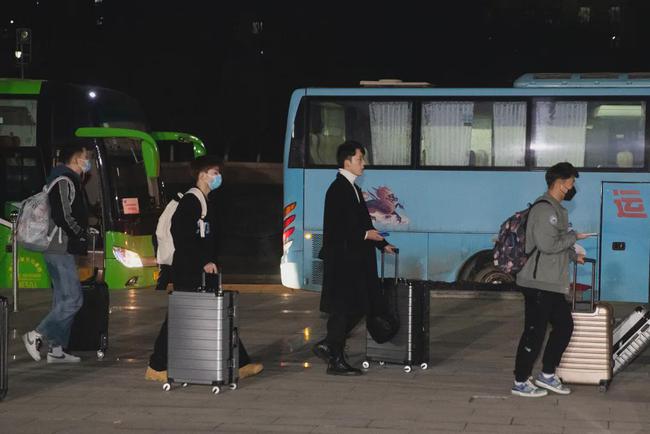 西安思源學院溫情校車助學子安全返鄉回家團圓