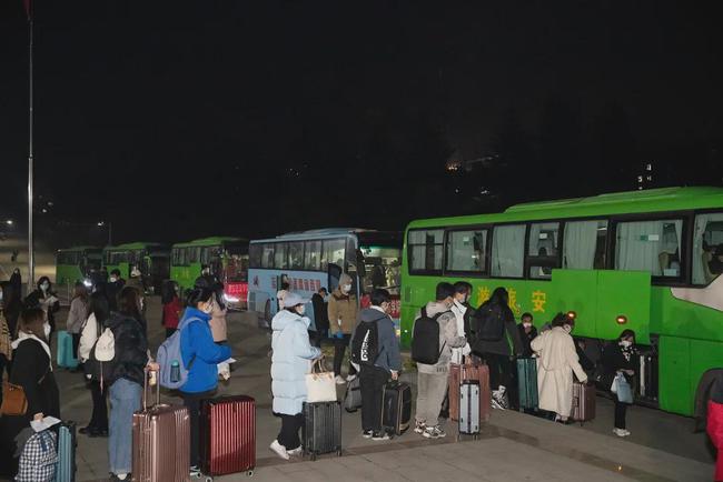 西安思源學院溫情校車助學子安全返鄉回家團圓