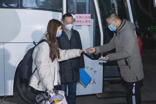 西安思源學院溫情校車助學子安全返鄉回家團圓