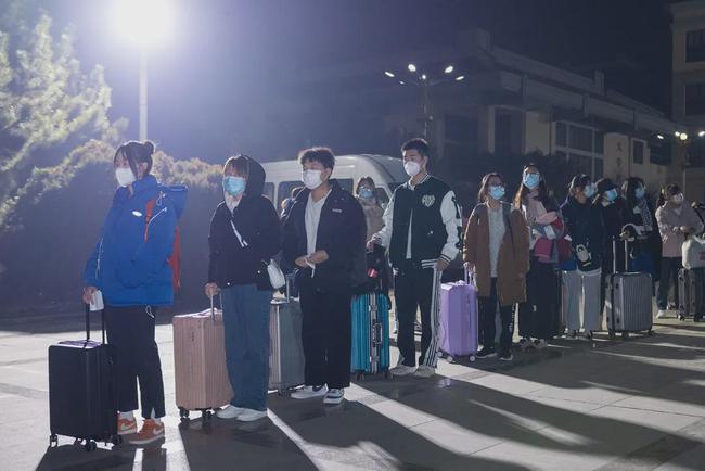 西安思源學院溫情校車助學子安全返鄉回家團圓