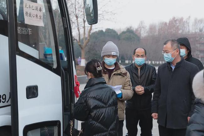 西安思源學院溫情校車助學子安全返鄉回家團圓