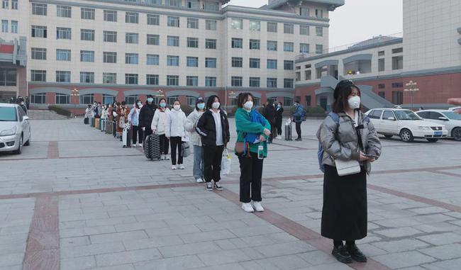 西安思源學院溫情校車助學子安全返鄉回家團圓