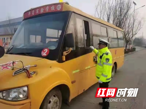 迎開學(xué) 桂陽交警開展校車安全大檢查