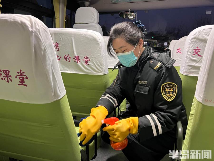 開學(xué)首日，12.5萬(wàn)學(xué)子乘坐“暖”校車準(zhǔn)點(diǎn)到校