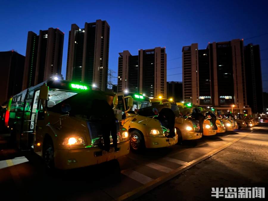 開學(xué)首日，12.5萬(wàn)學(xué)子乘坐“暖”校車準(zhǔn)點(diǎn)到校