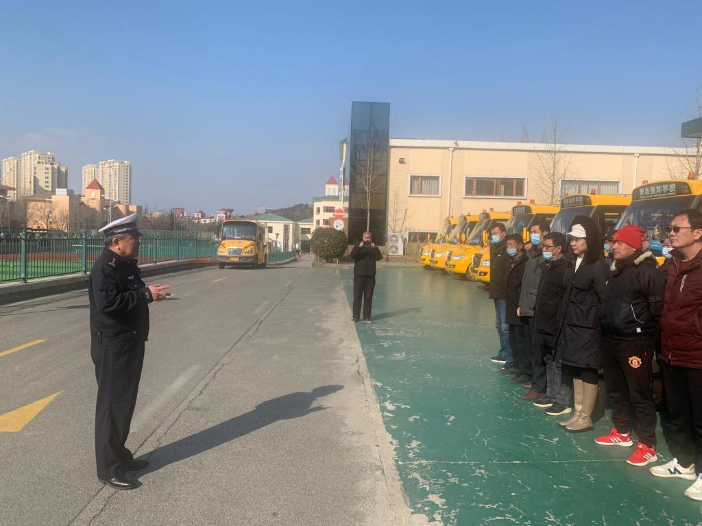 開學在即 李滄交警開展校車安全大檢查
