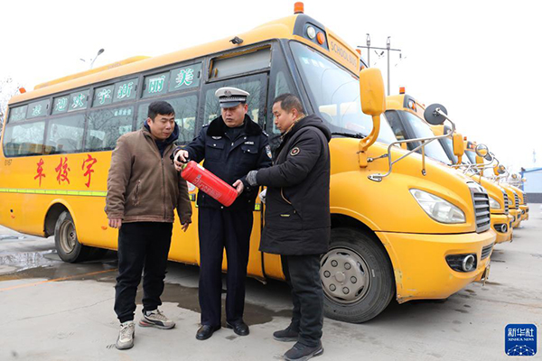河南溫縣：校車“體檢”迎開學