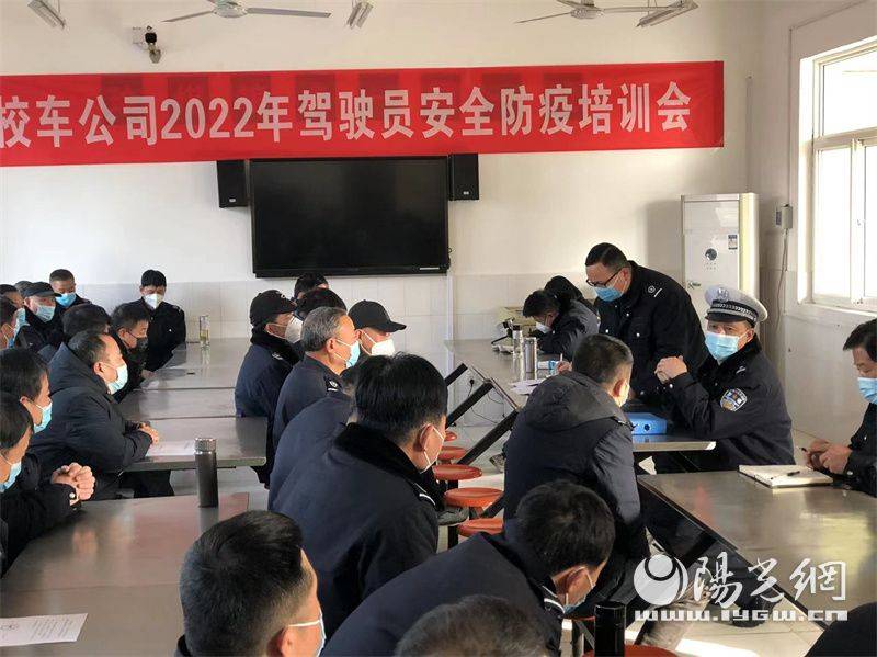 開學(xué)季 校車復(fù)工交警來“體檢”