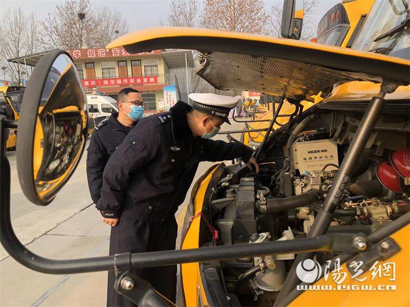 開學(xué)季 校車復(fù)工交警來“體檢”