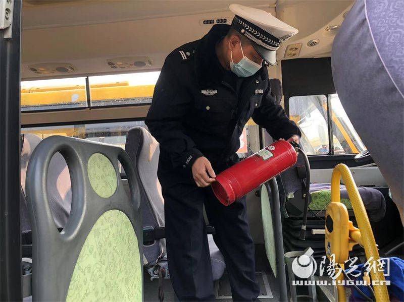 開學(xué)季 校車復(fù)工交警來“體檢”