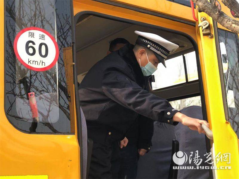 開學(xué)季 校車復(fù)工交警來“體檢”