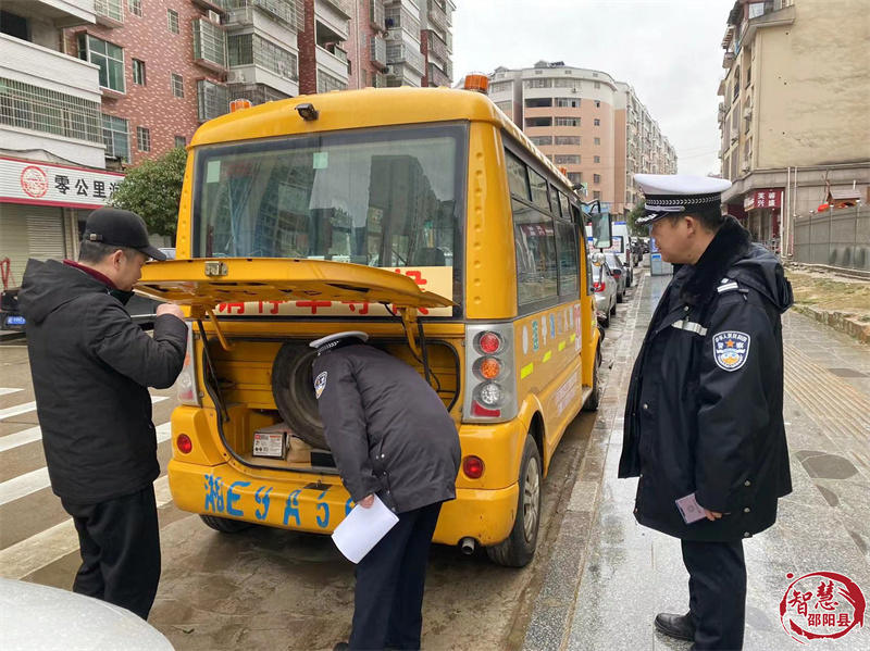 邵陽縣對校車進(jìn)行“體檢”