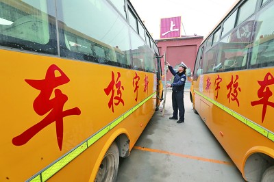 校車“體檢”迎開學(xué)