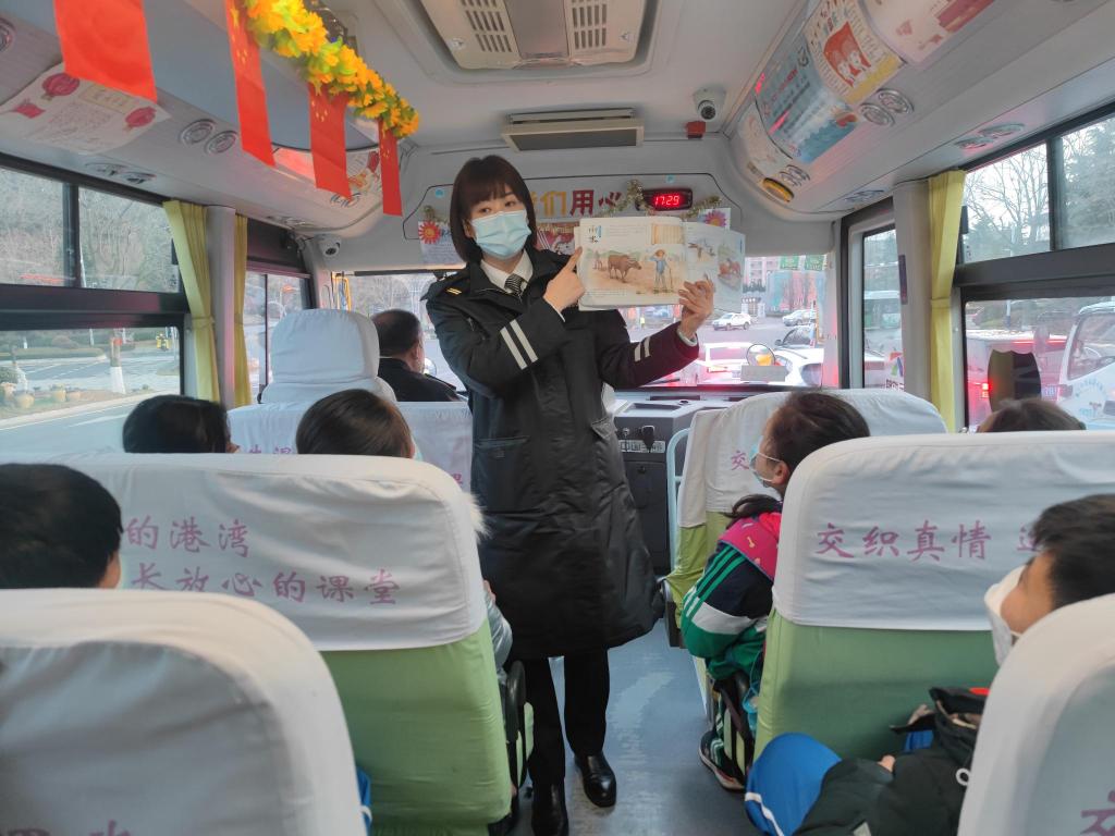 雨水節(jié)氣，溫馨校車帶孩子們學民俗漲知識