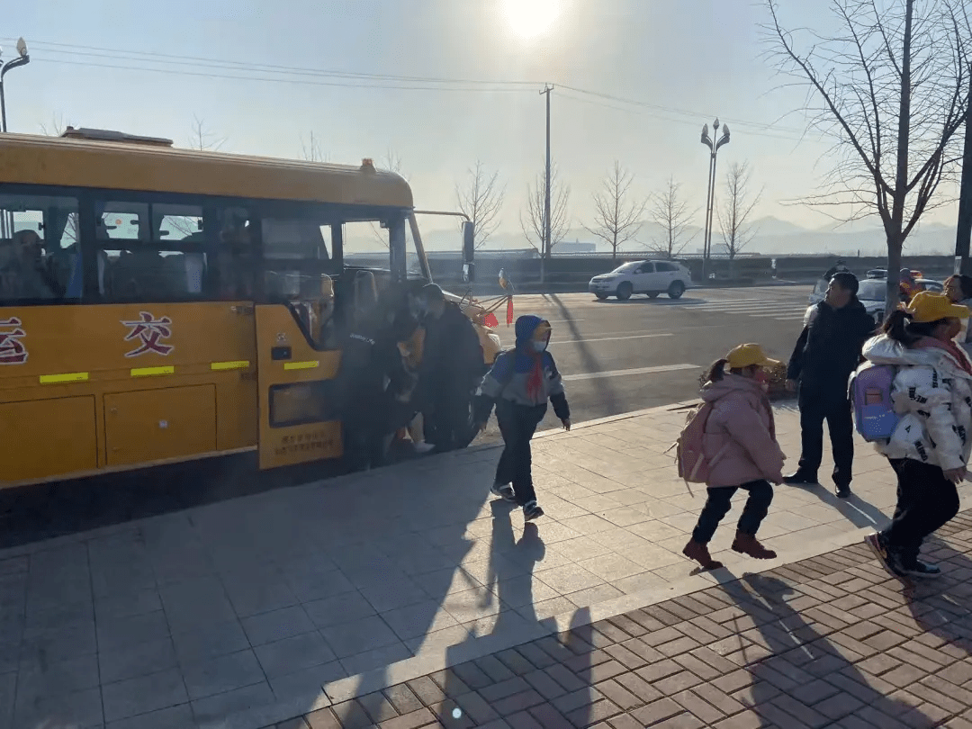 13輛免費(fèi)校車，安排