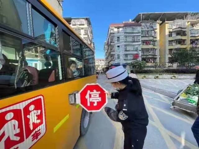 古田交警大隊(duì)開(kāi)展開(kāi)學(xué)季校車安全檢查筑牢安全防線