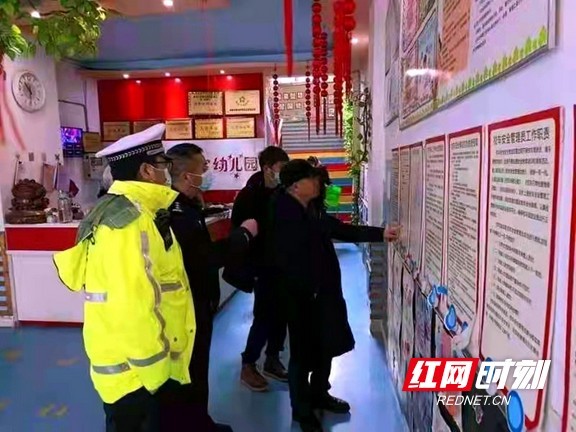 吉首交警開(kāi)展2022年春季新學(xué)期校車(chē)大檢查