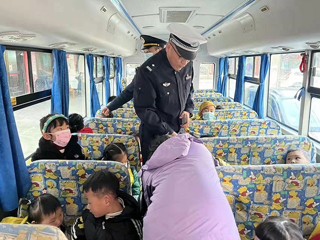什邡交警大隊抓實開學季校車監(jiān)管
