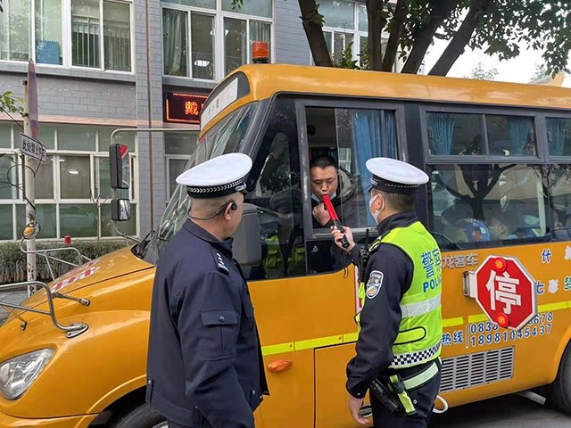 什邡交警大隊抓實開學季校車監(jiān)管