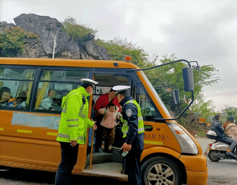 危險！桂林某幼兒園校車嚴重超載，抓捕現場曝光