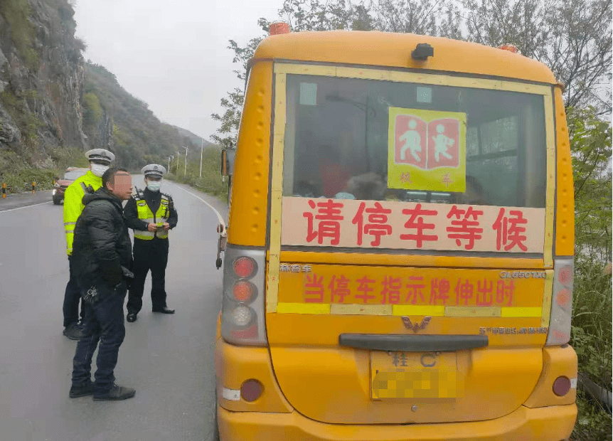 危險！桂林某幼兒園校車嚴重超載，抓捕現場曝光