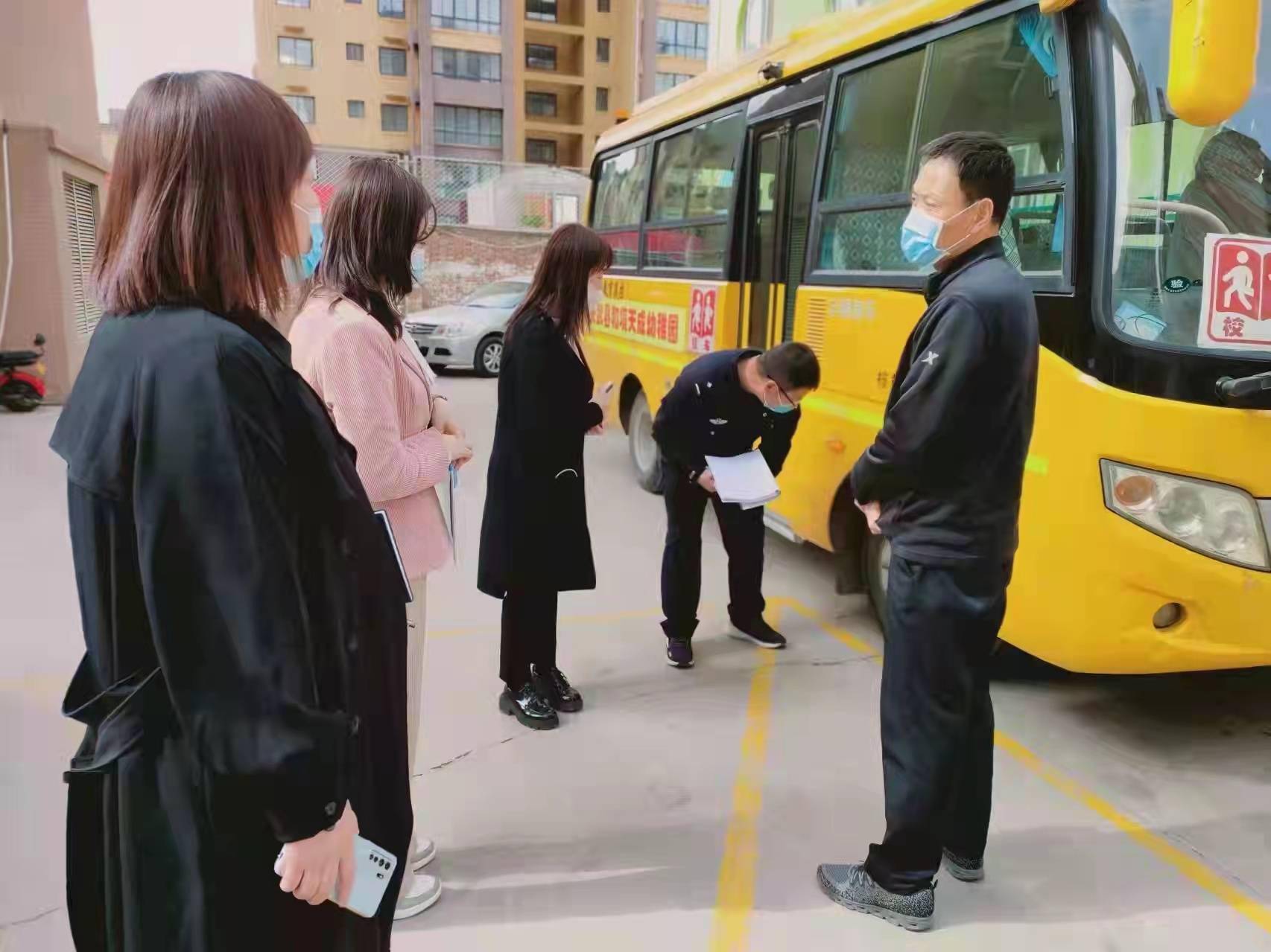 長武交警聯(lián)合縣教育局開展校車安全檢查
