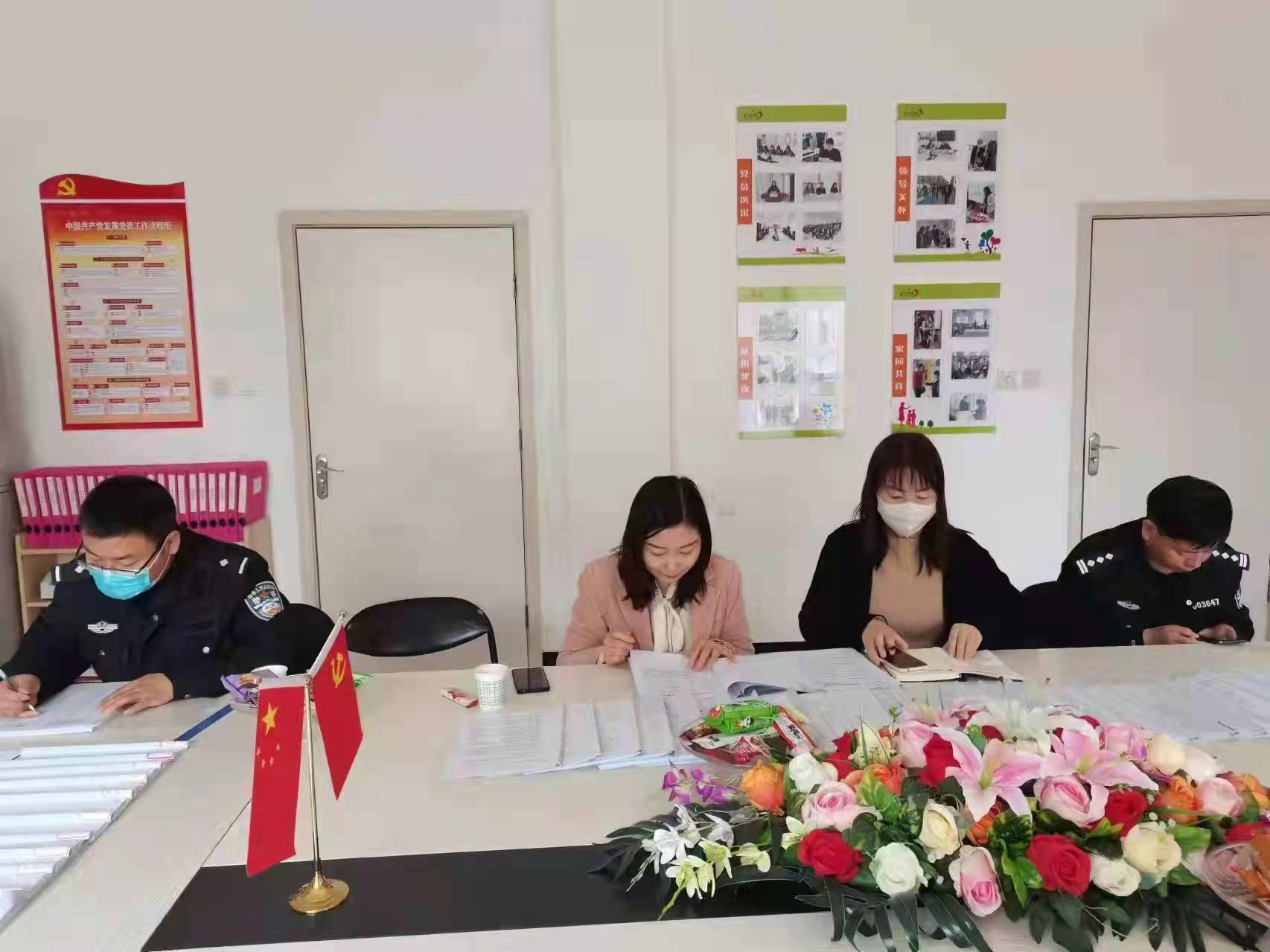 長武交警聯(lián)合縣教育局開展校車安全檢查