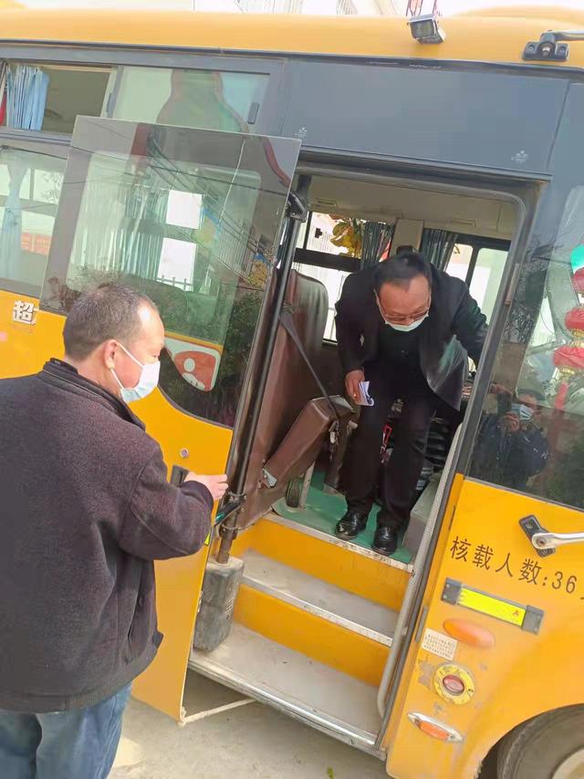 方城縣獨(dú)樹鎮(zhèn)中心學(xué)校：校車安全大排查筑牢學(xué)生安全交通線