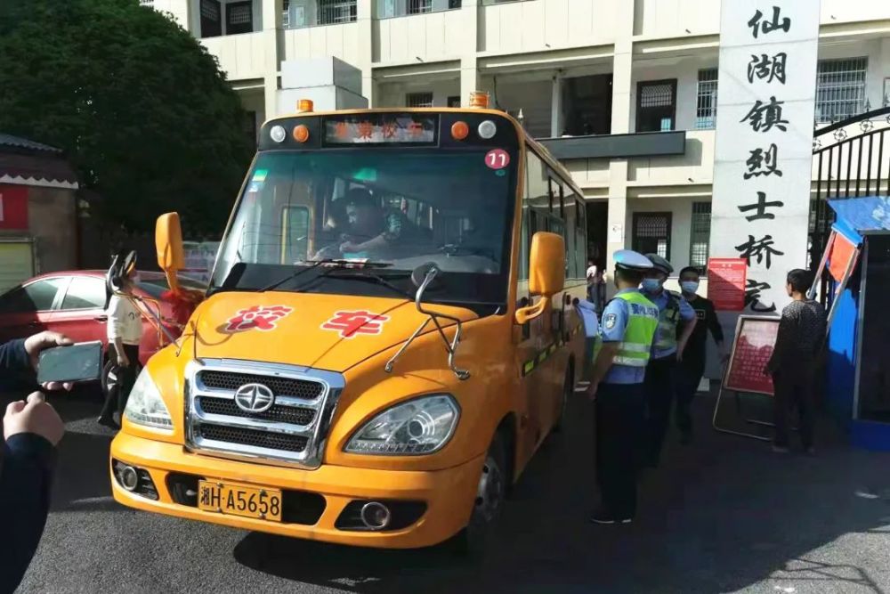 交警大隊開展校車安全突擊檢查，護航平安上學路