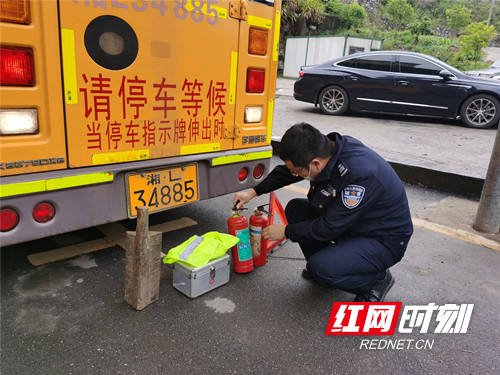 桂陽交警開設綠色通道 為全縣校車集中“體檢”