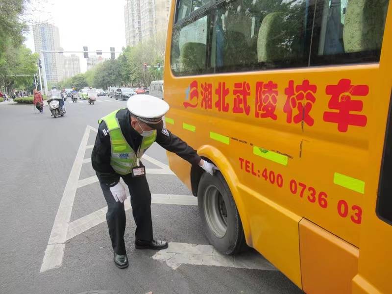 校車司機準駕不符，罰款4千記18分！常德交警開展校車安全整治