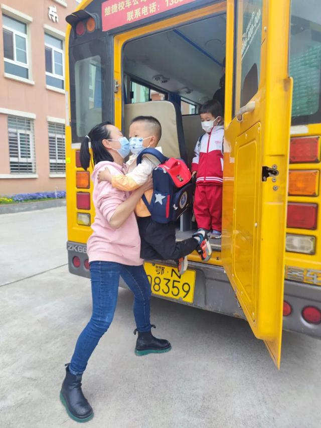 潛江市田家炳實(shí)驗(yàn)小學(xué)附屬幼兒園開展校車應(yīng)急疏散演練活動(dòng)