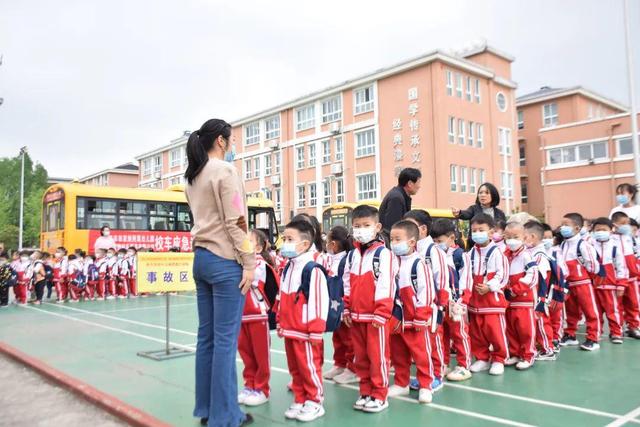 潛江市田家炳實(shí)驗(yàn)小學(xué)附屬幼兒園開展校車應(yīng)急疏散演練活動(dòng)