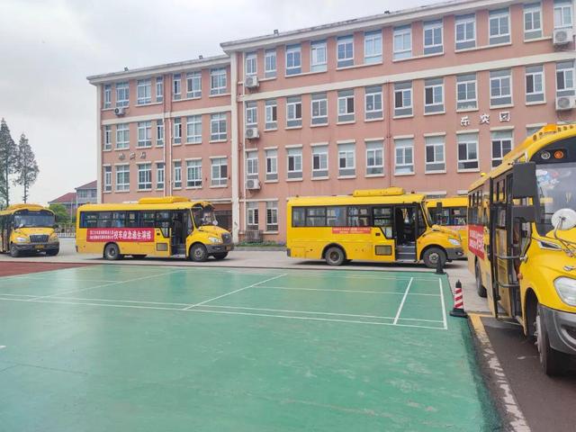潛江市田家炳實(shí)驗(yàn)小學(xué)附屬幼兒園開展校車應(yīng)急疏散演練活動(dòng)