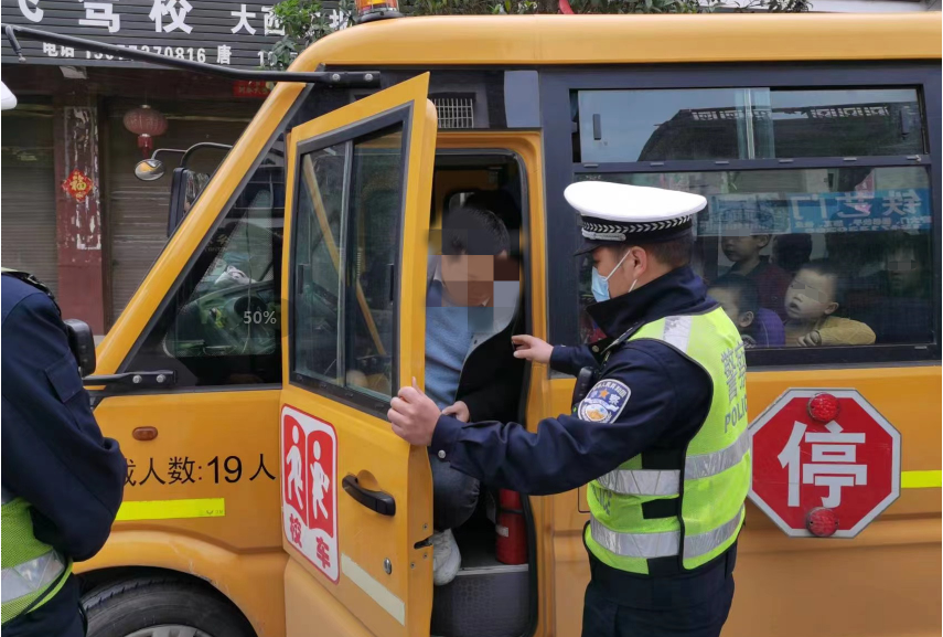 超員，校車司機準駕不符……全州交警開展校車安全整治