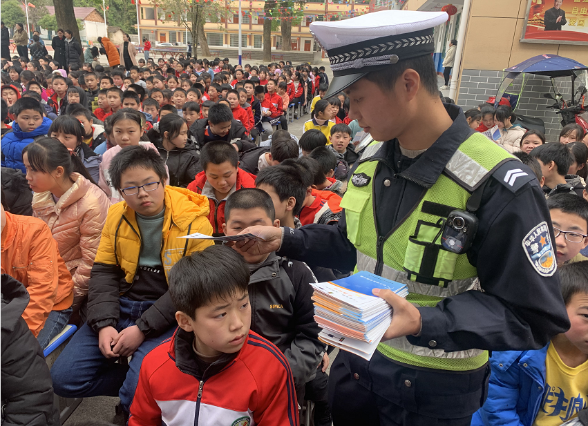 超員，校車司機準駕不符……全州交警開展校車安全整治
