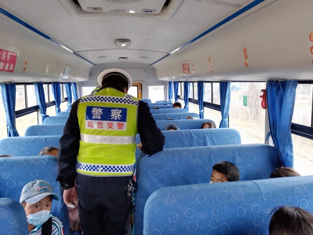 烏蘭交警對(duì)校車安全進(jìn)行突擊檢查