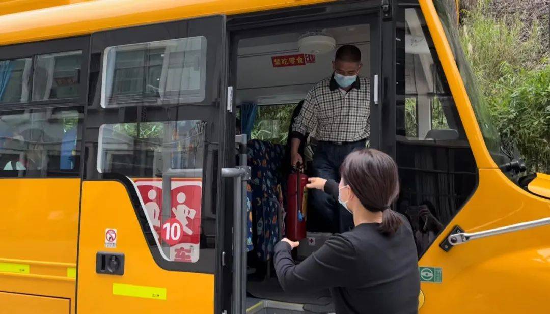 心系安全 平安乘車 ——諾亞舟惠州市惠城區惠外學校校車安全疏散演練活動