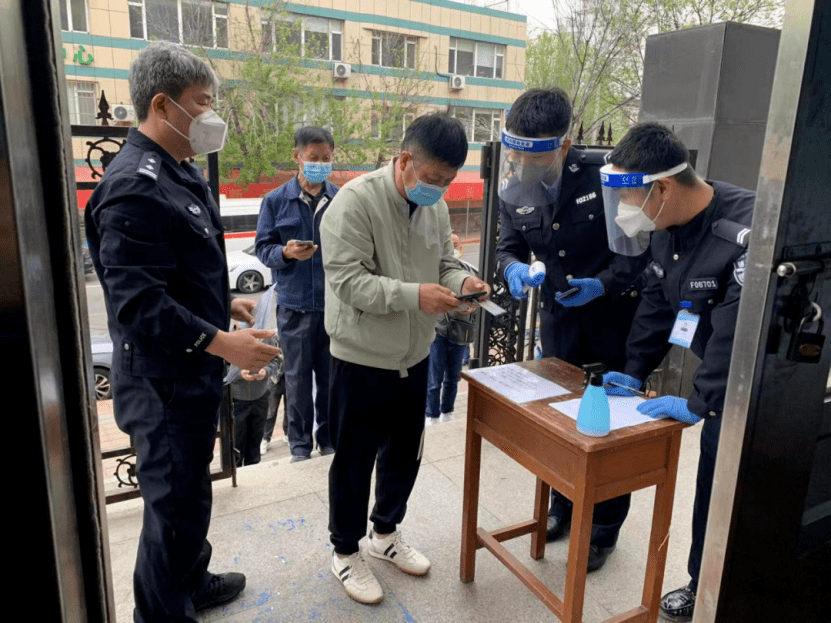 沈陽(yáng)交警為物流貨車(chē)、校車(chē)駕駛?cè)碎_(kāi)設(shè)線(xiàn)下審驗(yàn)業(yè)務(wù)專(zhuān)場(chǎng)