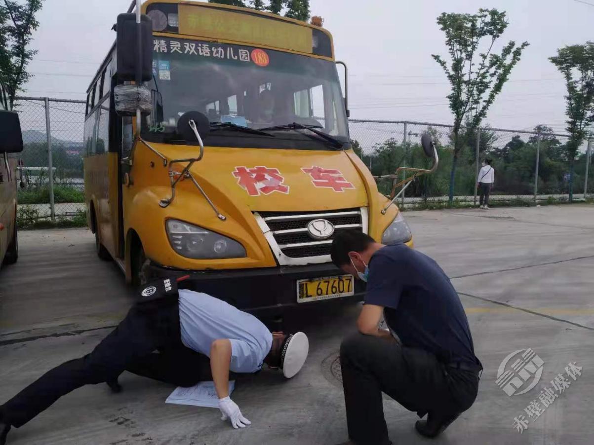 赤壁交警開展上門服務(wù)為校車“體檢”