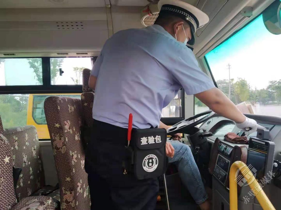 赤壁交警開展上門服務(wù)為校車“體檢”