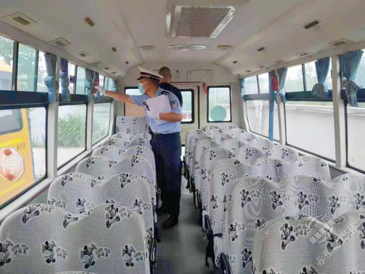赤壁交警開展上門服務(wù)為校車“體檢”