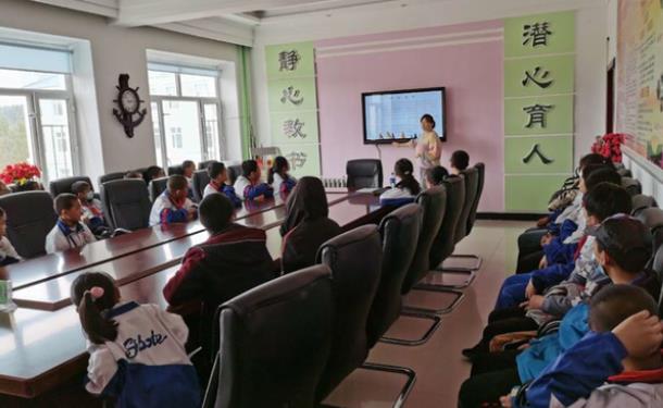 呼瑪縣韓家園鎮勵志學校緊繃校車安全弦 安全知識進校園